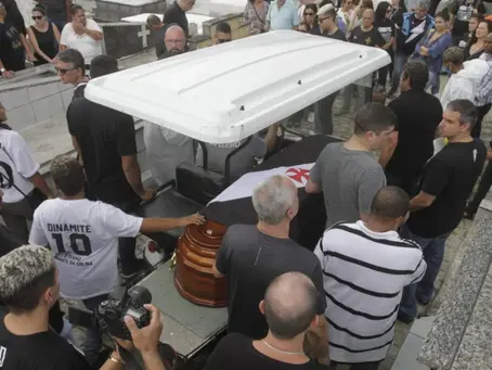 Corpo de Roberto Dinamite é sepultado em cemitério em Duque de Caxias - SUPER TOP FM 89.3