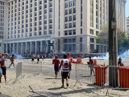 Depredação, saques e feridos: festa do Flamengo termina em confusão no Centro - SUPER TOP 89.3