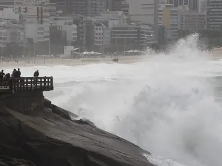 Marinha emite alerta de ressaca com ondas de até três metros na orla do Rio - supertopfm.com.br