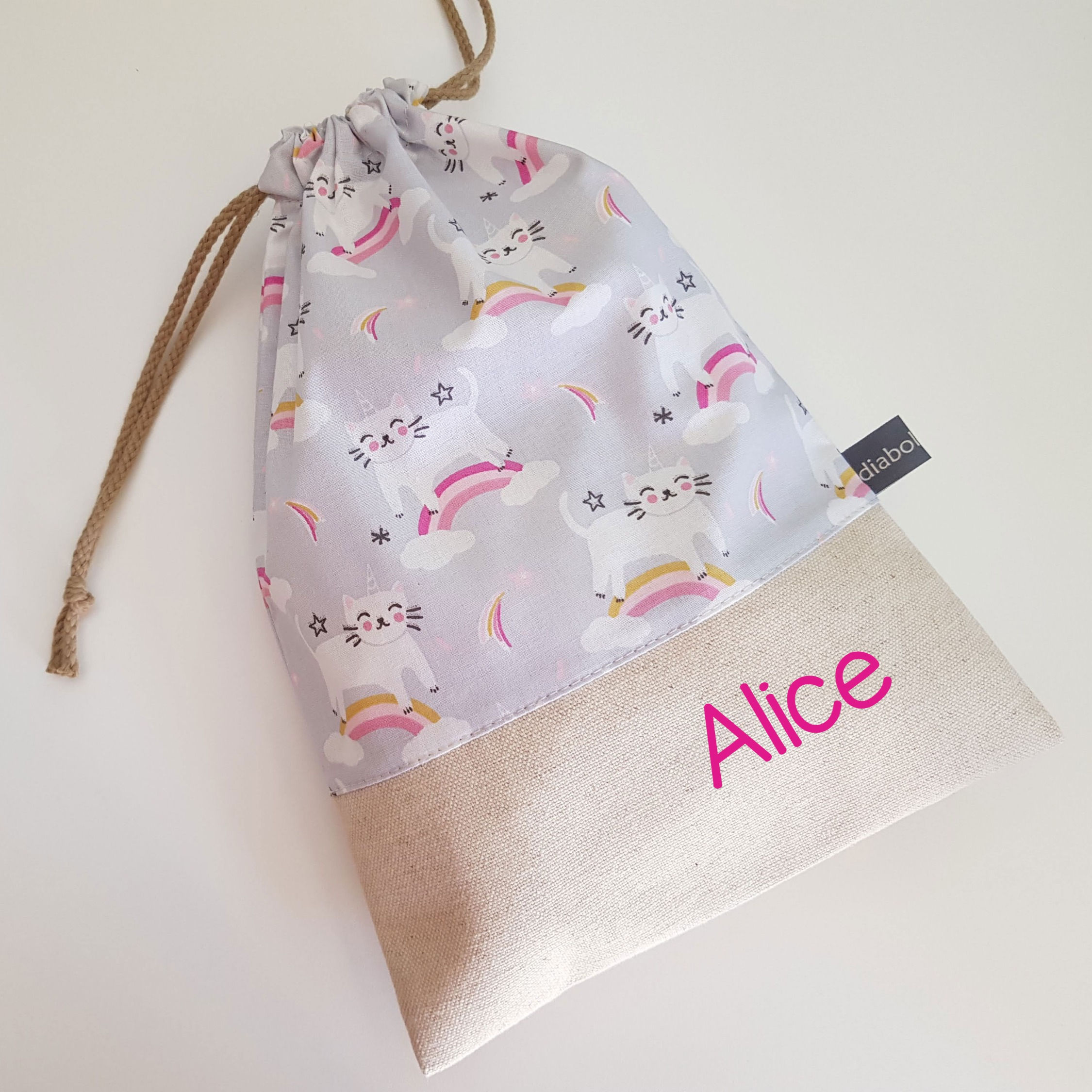Sac à doudou personnalisable prénom enfant maternelle école chats licorne rose blanc sur fond gris clair