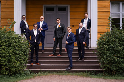 Sulhanen ja ystävät kartanon portailla