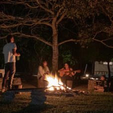 Fogueira sob o céu estrelado da Chapada