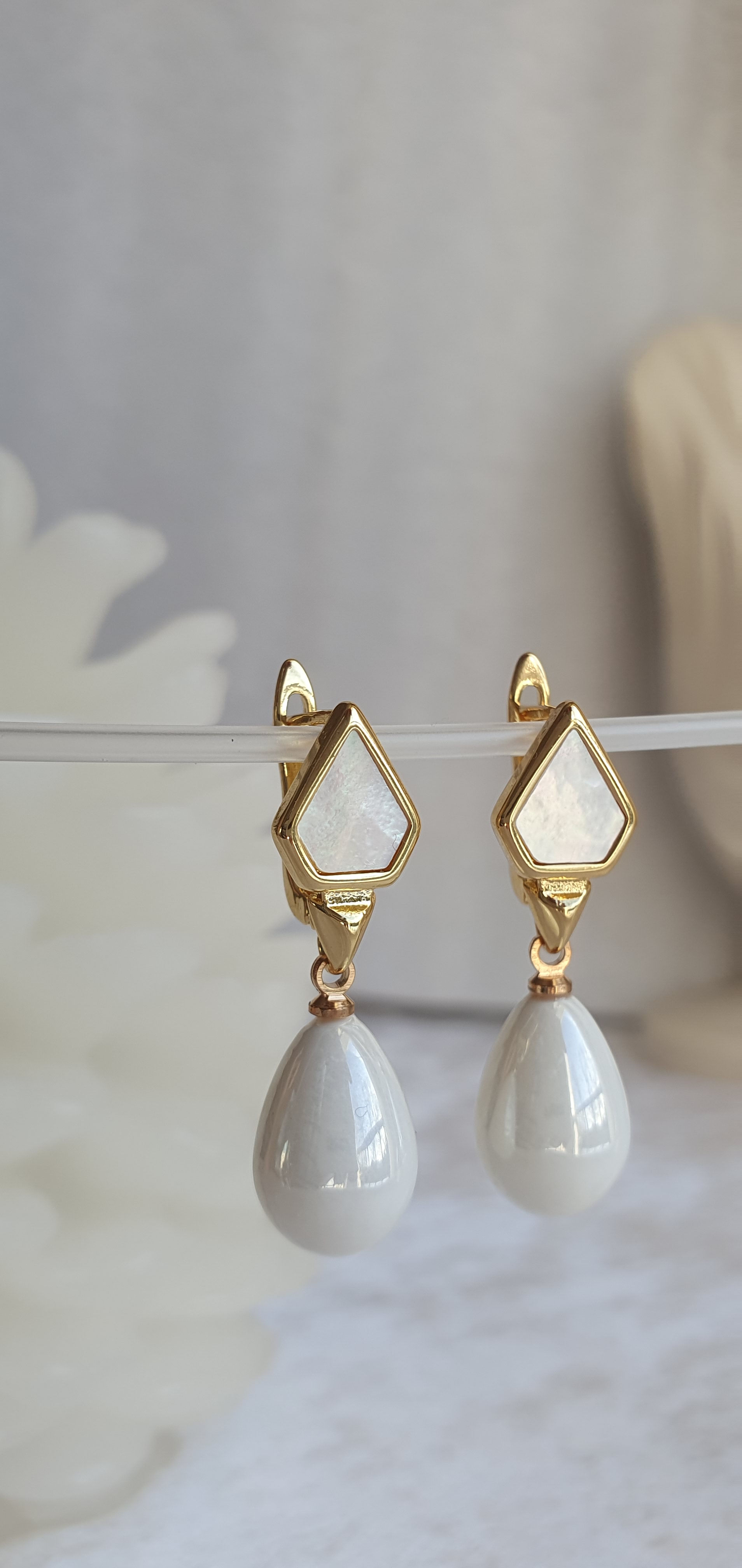 Boucles d'oreilles plaqué or 18k pendentifs émail blanc