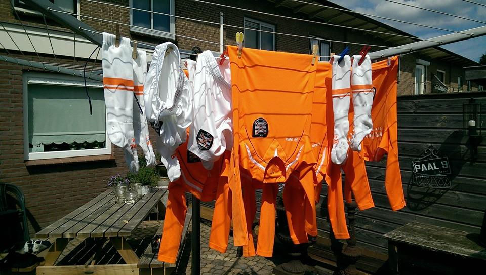 De 'SV Loosdrecht' waslijn van Pieter & Bianca de Graaf: de kleding van hun kinderen (2014)