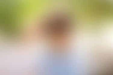 Femme portant des lunettes de soleil pour protéger ses yeux des UV et prévenir la cataracte