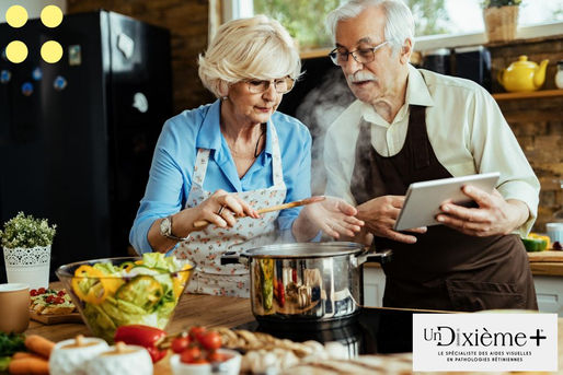 couple de séniors qui suit une recette à l'aide de leur tablette
