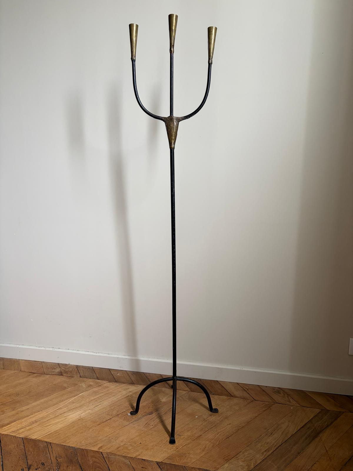 Candélabre de sol en fer forgé et laiton