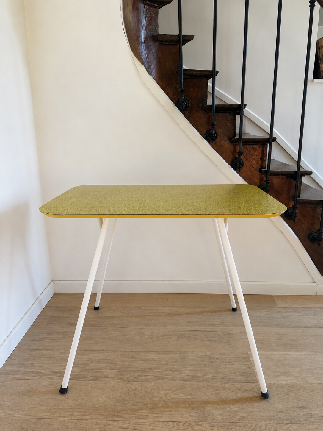 Table jaune à motif Michael Samuels
