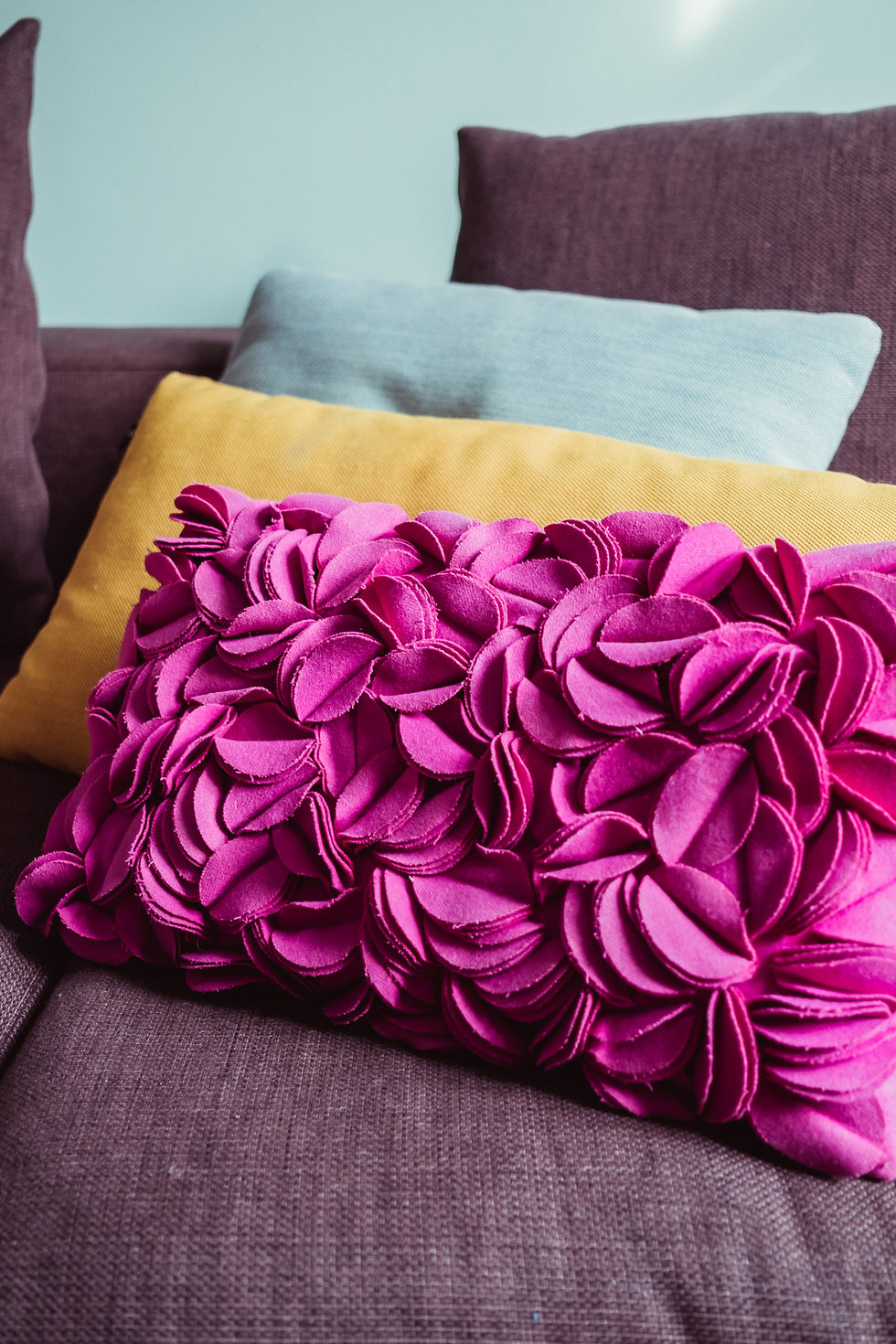 Bunte Kissen auf dem Sofa