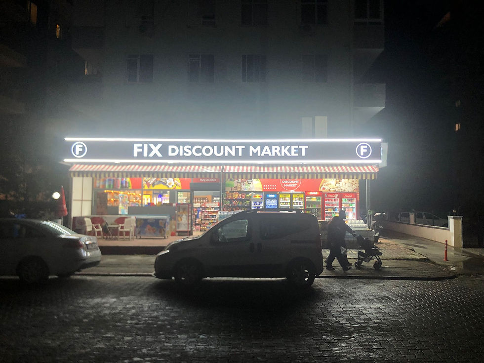 Gece çekilmiş Fix Discount Market dış cephe fotoğrafı