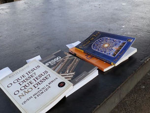 Fernandopolense 'espalha' livros pela cidade para incentivar a leitura