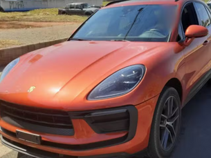 Carro de luxo é apreendido por circular sem placas há mais de 2 anos