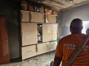Vela acesa causa incêndio em residência de Ouroeste