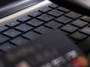 Advogada tem celular invadido e quadrilha transfere R$ 18,9 mil de conta