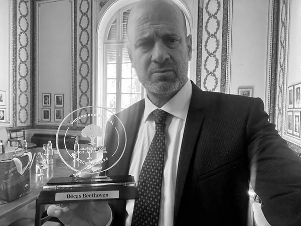 Rodrigo Miguel junto con premio de Becas Beethoven