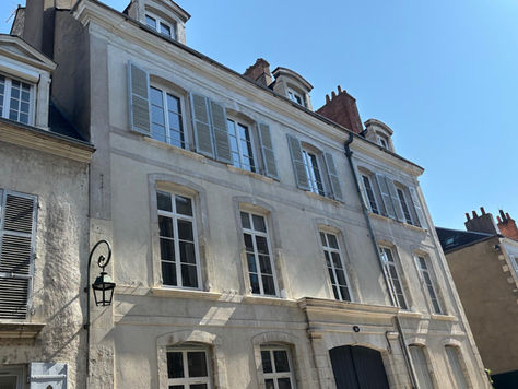 Un immeuble rénové à Ville d'Avray, notre Déficit Foncier à Orléans, notre DENORMANDIE à Caen, notre Monument Historique à Orléans.