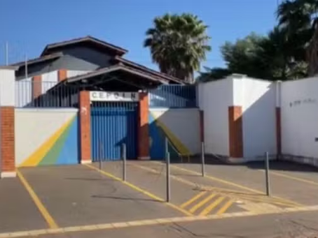 Diretor é ameaçado após tomar celular de aluno que usava aparelho para colar durante prova, diz polícia