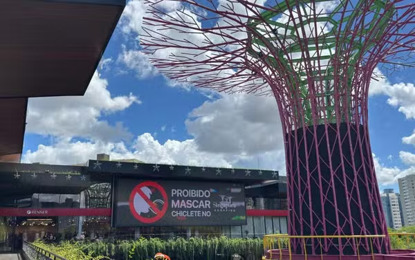 Shopping proíbe clientes de mascar chiclete e causa polêmica, em Caldas Novas