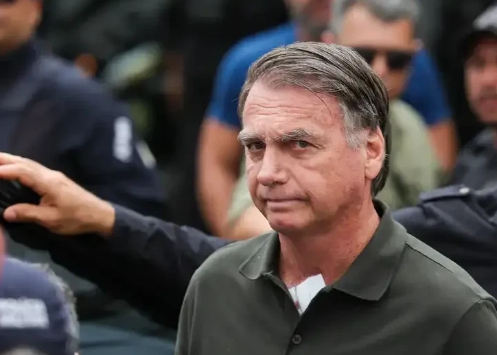 Em prisão domiciliar, Bolsonaro registra aumento de crises de soluço, diz boletim