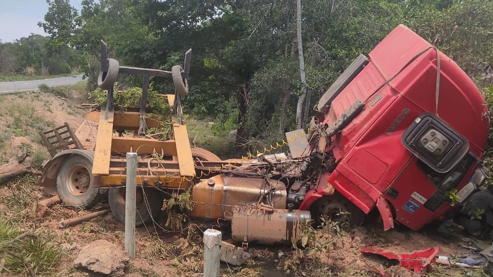 Motorista é arremessado pelo para-brisa após pneu estourar e carreta sair da pista na GO-230