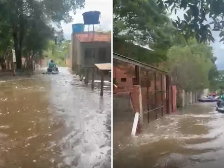 Turistas usam motos aquáticas para passar por estradas alagadas após cheia do Rio Araguaia