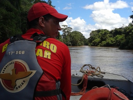 Bombeiros estão em busca por pai e filho desaparecidos no rio Pirapitinga, em Cumari
