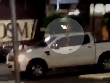Policial militar atira várias vezes para o alto enquanto passava em caminhonete por praça