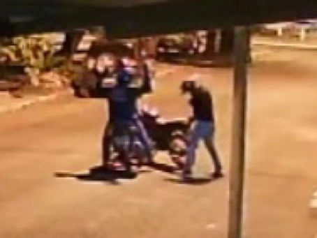 Ladrão em moto assalta outro motociclista em avenida e leva mais de R$ 25 mil em Iporá