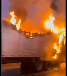 Caminhão rodotrem pega fogo e causa congestionamento em trecho da BR-153, em goiás