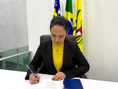 Vereadora impede assassinato do marido ao desarmar atirador em Ceres