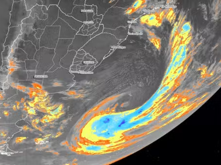 Ventania ainda atinge Sul e Sudeste neste sábado, com rajadas de até 90 km/h; frente fria traz chuva e mar fica agitado