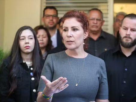 Carla Zambelli deixa o Brasil e diz que pedirá licença do mandato