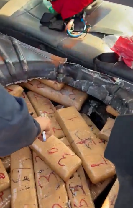 PRF apreende 52 kg de maconha escondidos em fundo falso de carro na BR-153, em Uruaçu