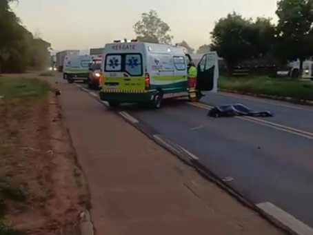 Motociclista morre atropelado por caminhão em acidente brutal na BR-153
