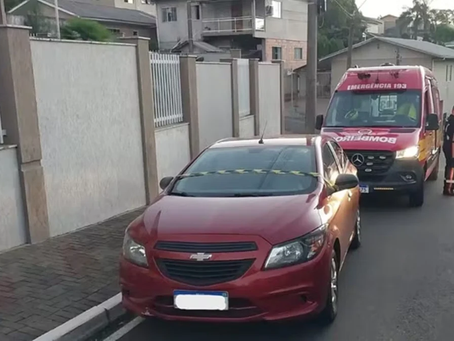 Criança morre após ser esquecida dentro de carro pela madrasta em SC
