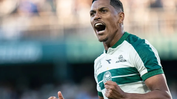 Coritiba aproveita falhas e vence Atlético-MG no Brasileirão