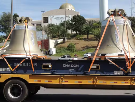 Sinos que vão ficar junto com Vox Patris chegam a Trindade e são recepcionados por centenas de fiéis