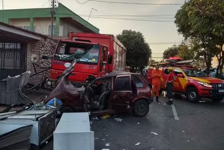 Sobe para três o número de jovens mortos em acidente entre carro e caminhão