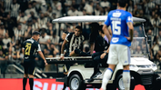 Após uma dividida com Kaio Jorge, Ruan Tressoldi deixa o campo machucado