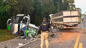 Acidente entre micro-ônibus e carreta deixa 23 mortos e cinco feridos no Paraná
