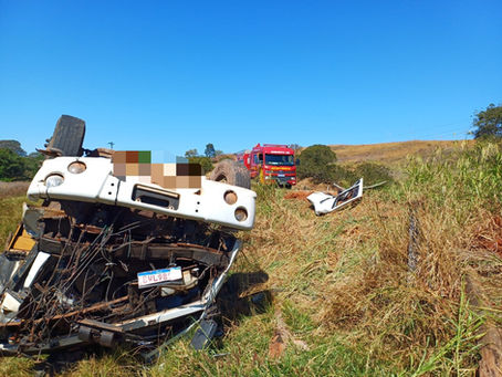 Motorista fica gravemente ferido após caminhão capotar na serra da Miltolândia, em Portelândia-Go