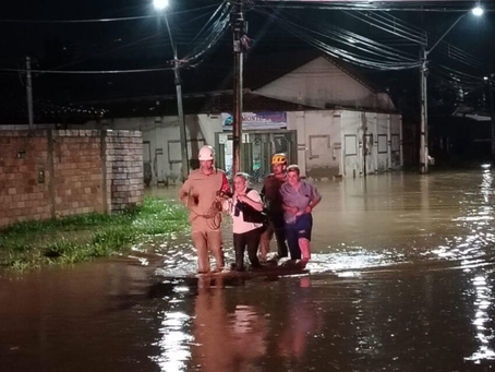 Bombeiros resgatam 8 pessoas de alagamento após chuva em Goiânia
