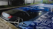 Motorista sem CNH invade condomínio e carro vai parar dentro da piscina, em Goiânia