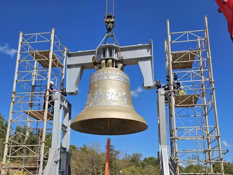 Maior sino que badala no mundo é içado durante preparação para Romaria do Divino Pai Eterno
