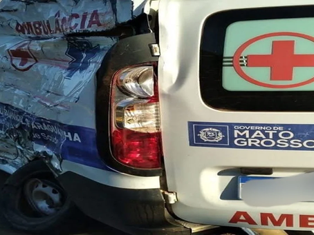 Enfermeiras morrem após colisão entre ambulância e caminhões na BR-364, em Mineiros