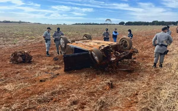 Viatura capotou e deixou dois mortos ao desviar de caminhão que invadiu pista para não atingir carro com pneu furado, diz polícia