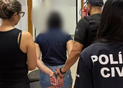 Mãe é presa suspeita de dar socos no filho por criança ter tirado foto dela dormindo
