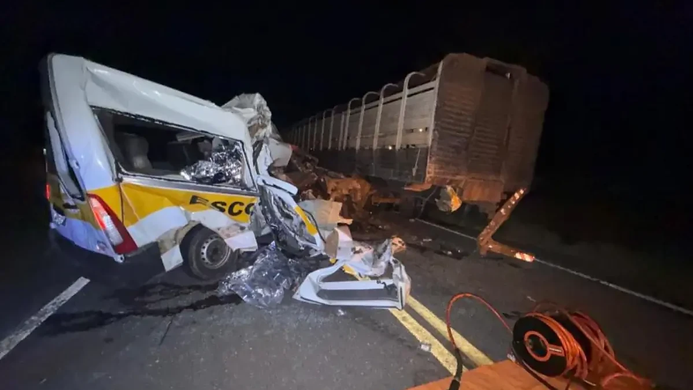 Caminhão que se envolveu em acidente com van escolar na GO-512 não tinha tacógrafo, aponta perícia