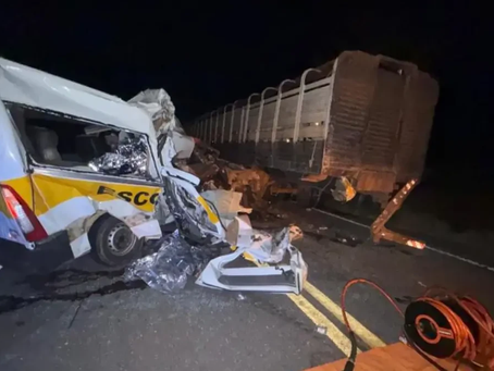 Caminhão que se envolveu em acidente com van escolar na GO-512 não tinha tacógrafo, aponta perícia