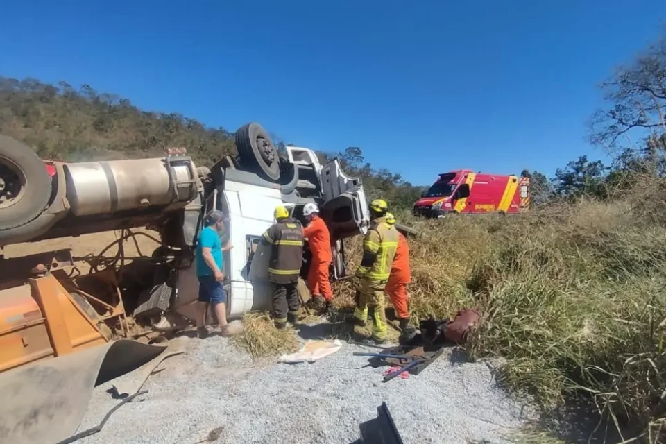 Motorista morre após bitrem carregado com brita tombar na GO-213, em Ipameri